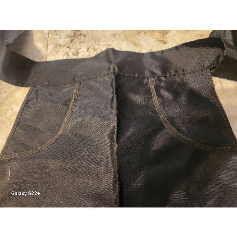 SL Small black serving apron with patch pockets - Picture 2 of 3